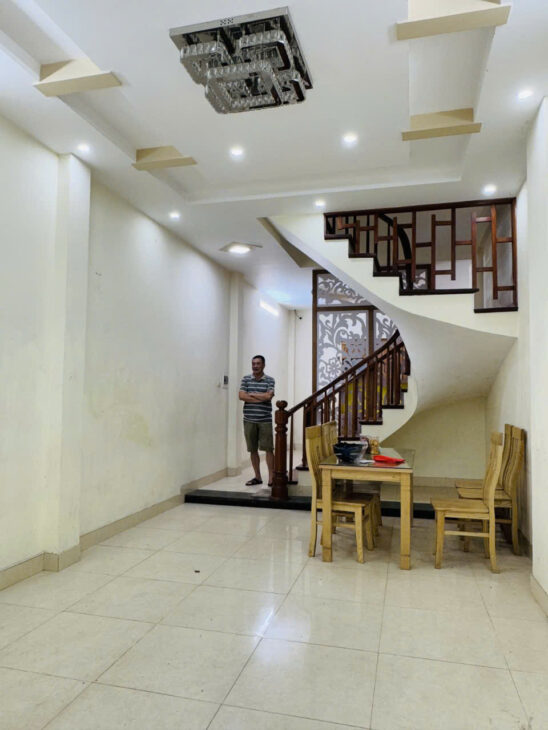 Bán nhà Trần Quốc Hoàn 45,m 6T, MT3,7m , giá 18.5 tỷ Cầu Giấy