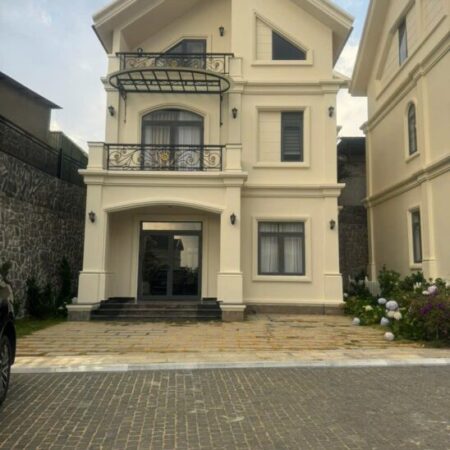 BÁN VILLA 5 PHÒNG MỚI XÂY FULL NỘI THẤT CAO CẤP SÂN VƯỜN RỘNG KHU MĂNG LIN P7 – ĐÀ LẠT