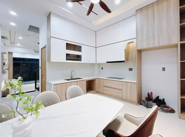 BÁN NHÀ MỚI ĐẸP – HUỲNH TẤN PHÁT Q7, FULL NỘI THẤT HẺM KINH DOANH – Ô TÔ TRÁNH – ĐẬU TRONG NHÀ