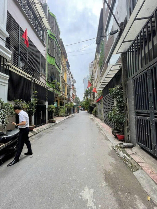 NHÀ ĐẸP NHƯ BIỆT THỰ- KHU CÁN BỘ CA CẤP- THANG MÁY NHẬP KHẨU Giải Phóng 57m2 X 5 Tầng ,Mặt Tiền