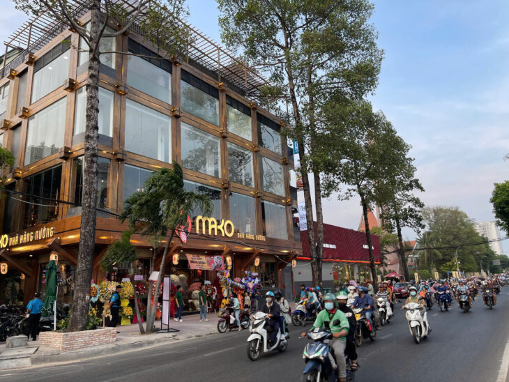 Q. Bình Tân Khu Tên Lửa ! MẶT BẰNG ĐẸP LẮM ! CHO THUÊ TẦNG 2 và TẦNG CROOFTOP , DT : 300 m2 ( mỗi