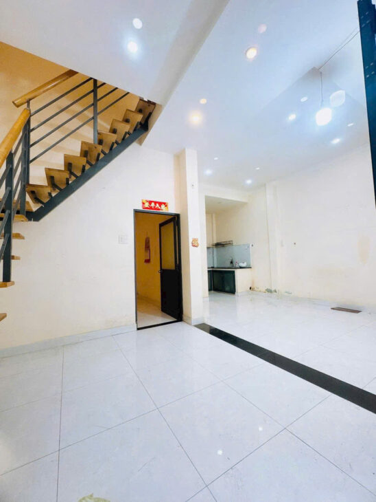 Nhà cách chỗ đậu oto 1 căn Lưu Quý Kỳ P10Q8
