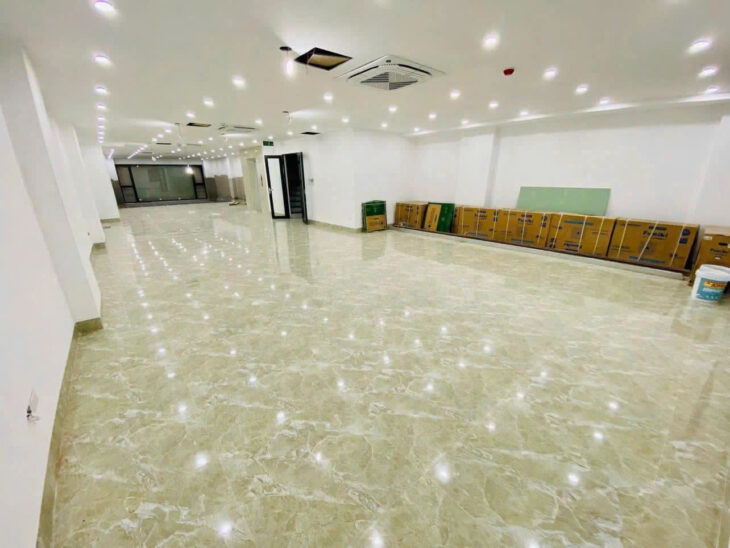 BÁN TÒA NHÀ MẶT PHỐ VĂN CAO, BA ĐÌNH – 105M – MT RỘNG – THANG MÁY – DÒNG TIỀN 1.8 TỶ/NĂM