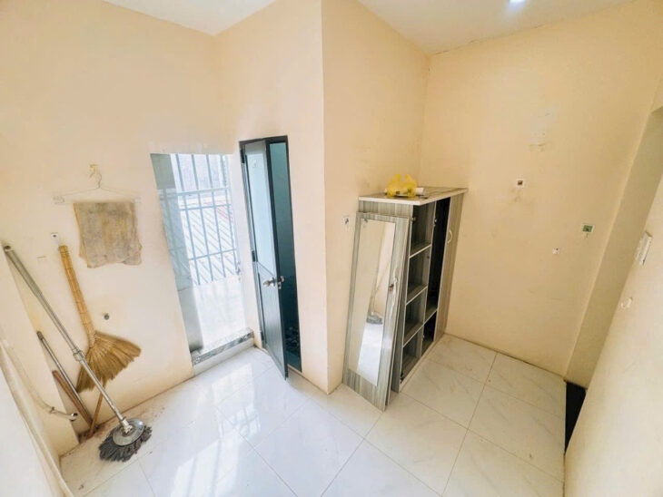 Nhà cách chỗ đậu oto 1 căn Lưu Quý Kỳ P10Q8