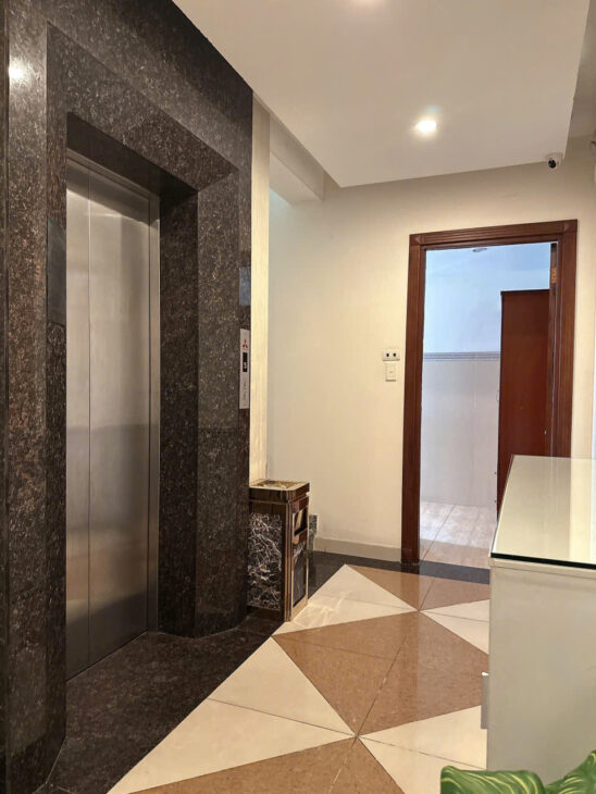 Bán KHÁCH SẠN 8 lầu ngang 5m MT Hiệp Thành Q12 118m2 41P DT hơn 100tr gần NM Bia 17 tỷ