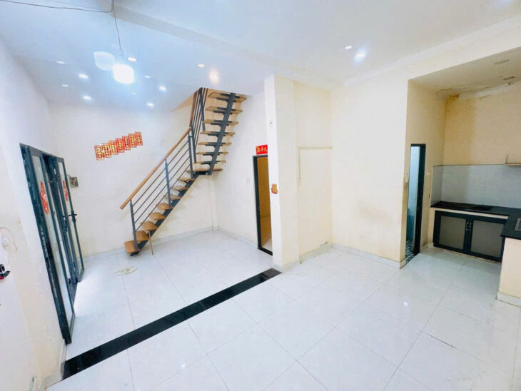 Nhà cách chỗ đậu oto 1 căn Lưu Quý Kỳ P10Q8