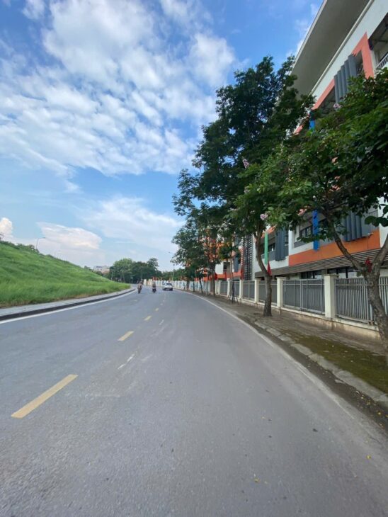 BÁN ĐẤT PHÚC LỢI – GẦN VINHOMES – ÔTÔ ĐỖ CỬA – ĐẤT ĐẸP XÂY 6 TẦNG