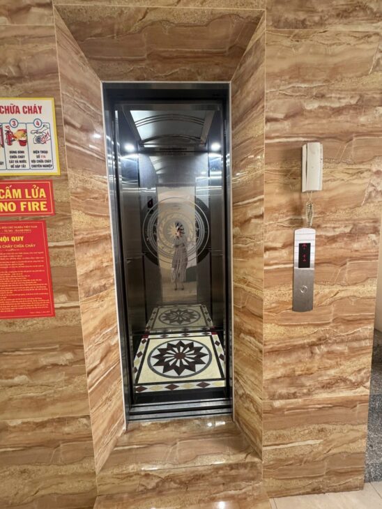 CHO THUÊ NHÀ Ô TÔ VÀO TRONG NHÀ VÕ CHÍ CÔNG – TÂY HỒ