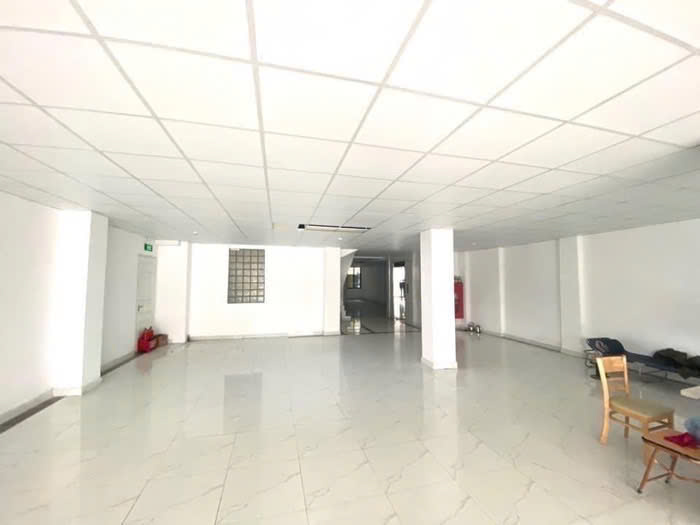 BÁN TÒA NHÀ MẶT PHỐ HOÀNG CẦU – 236M² x 9T – MT 10.5M – DÒNG TIỀN 3.6 TỶ/NĂM – GIÁ 118 TỶ