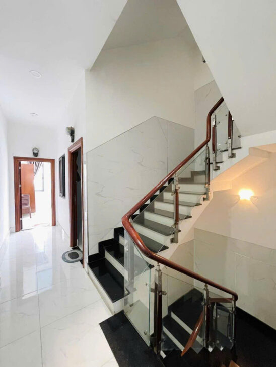 Bán nhà 5 lầu vài bước ra Dương Quảng Hàm ngắm Landmark 81 ngang 5.5m 93m2 11PN 15.5 tỷ