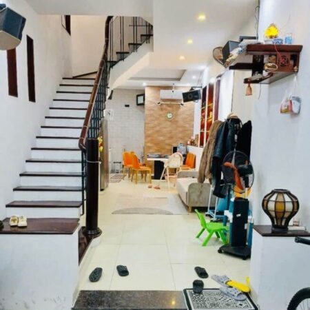 Cho thuê nhà mặt phố Ngô Thì Nhậm, 3 tầng x 45m2, lô góc đẹp, giá chỉ 15 triệu