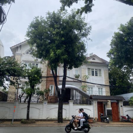 BIỆT THỰ LỚN TRUNG TÂM THẢO ĐIỀN – 533M² – HẦM – SÂN VƯỜN – NHÀ PHỤ CHO THUÊ – GIÁ 180 TỶ