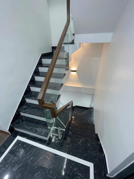 Nhà mình cho thuê nhà mới, hai cửa đi, Đội Cấn; vỉa hè 95m2* 5T- 31 Tr