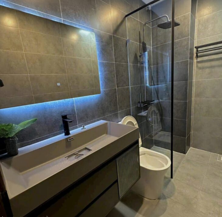 Mình cho thuê nhà đẹp, căn góc, Nguyễn Thị Định, 94m2x 4T vỉa hè 30 Tr