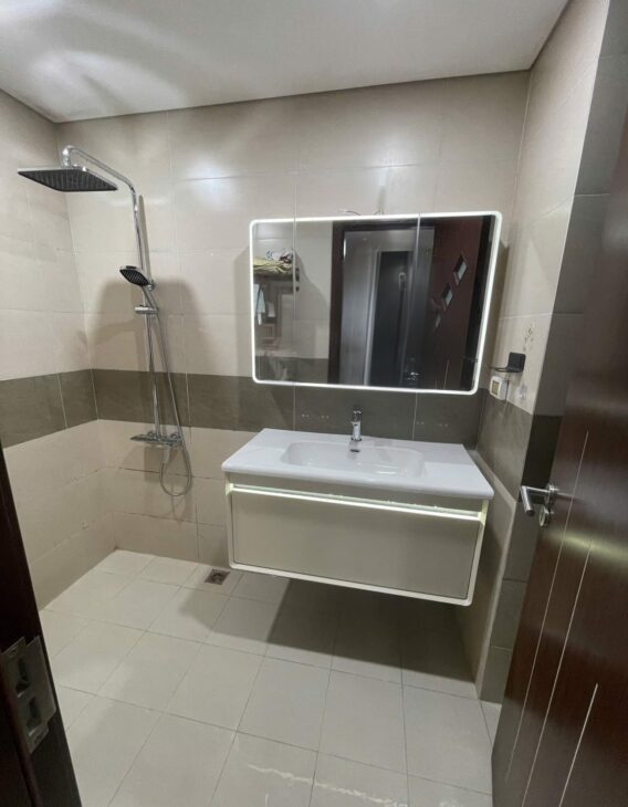 Cho thuê nhà lô góc, mới, thang máy,vỉa hè, 114m2- 5T, Duy Tân_44 Tr- 0941646107