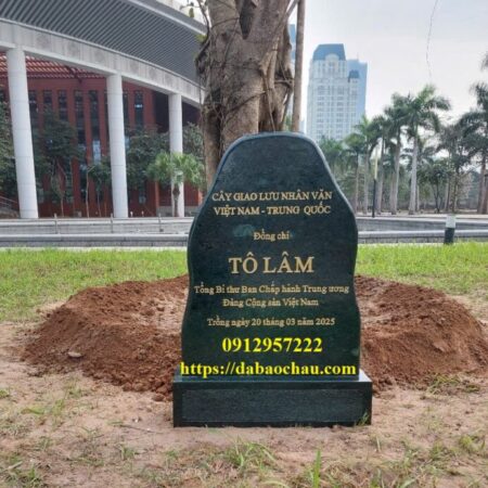 Lắp đặt bia đá tự nhiên trồng cây lưu niệm
