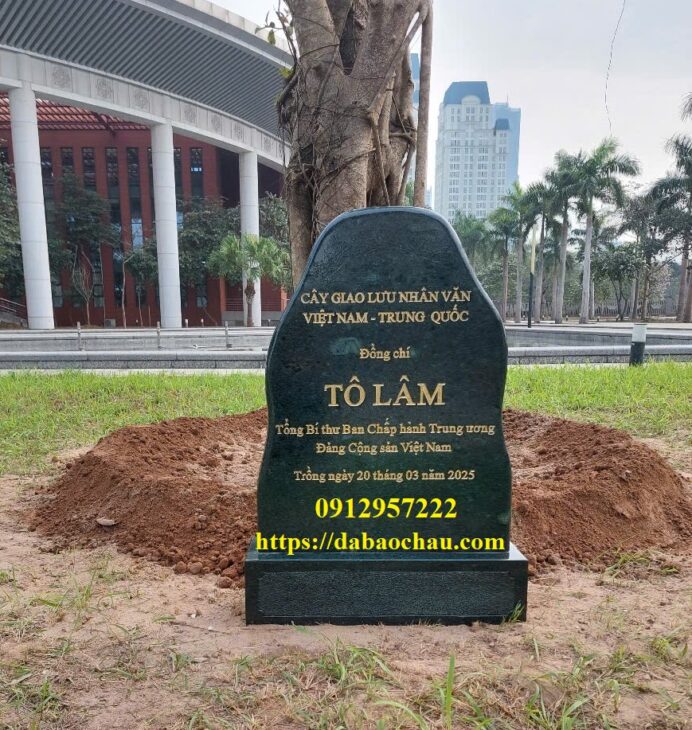 Lắp đặt bia đá tự nhiên trồng cây lưu niệm