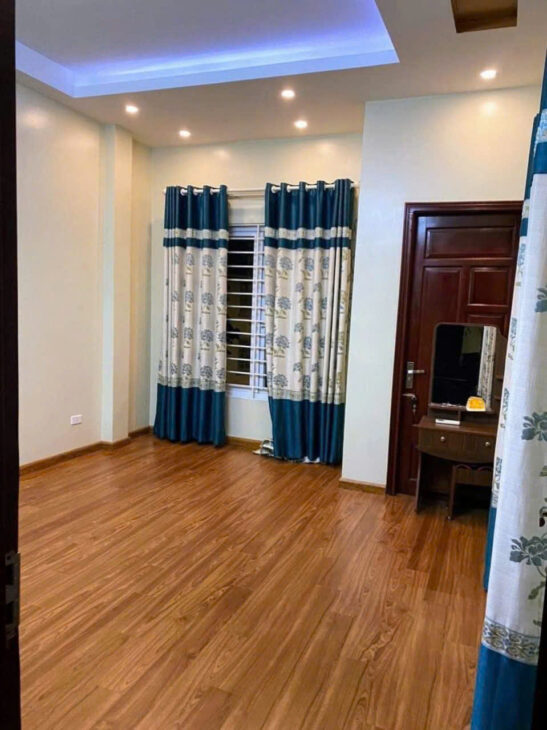 Hiếm ngõ ô tô 553 Giải Phóng 4 tầng x 45m2, 5PN, 15 triệu VP, KD online