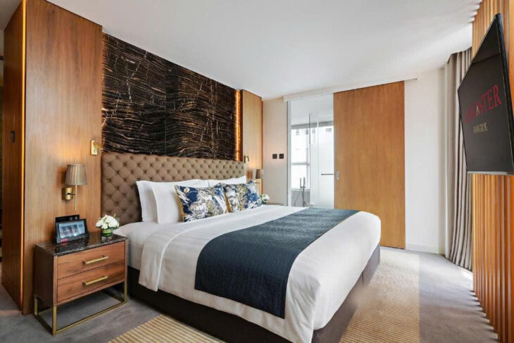 BÁN TÒA APARTMENT MẶT PHỐ DỊCH VỌNG HẬU – 330M² x 10 TẦNG – MT 10M – DÒNG TIỀN 300TR/TH