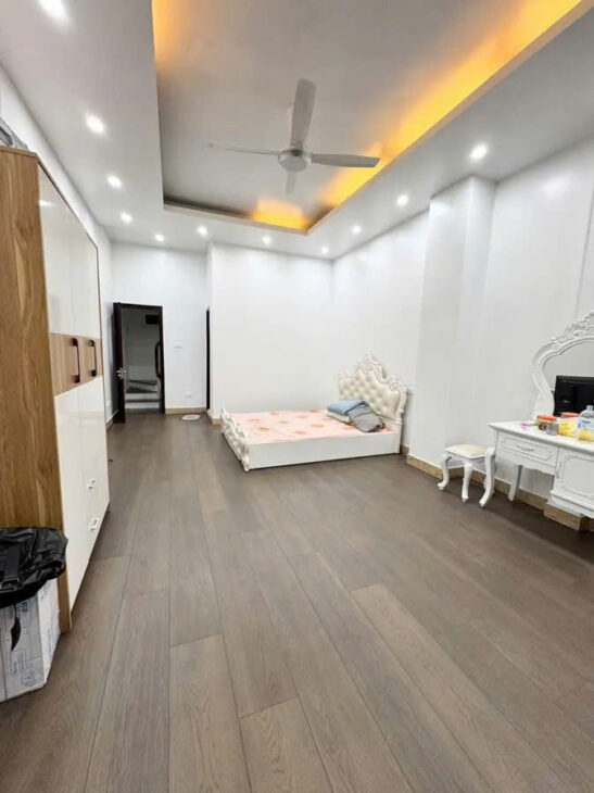 bán nhà Thịnh Quang 47m2. 5 tầng. măt tiền4.3m. giá 8.5 tỷ Đống Đa