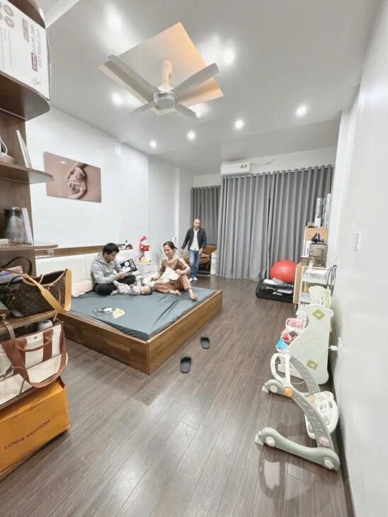 bán nhà Thịnh Quang 47m2. 5 tầng. măt tiền4.3m. giá 8.5 tỷ Đống Đa