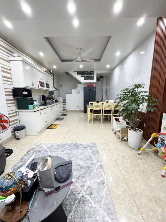 bán nhà Thịnh Quang 47m2. 5 tầng. măt tiền4.3m. giá 8.5 tỷ Đống Đa