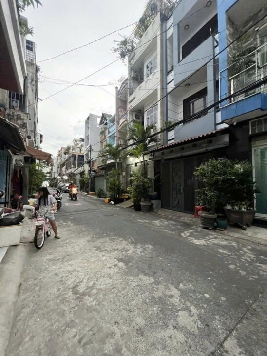 CẦN BÁN NHÀ GIÁ RẺ THÀNH THÁI Q.10-THÀNH THÁI 6 tỷ- 2 tầng-3 PN- BTCT hoàn công đủ