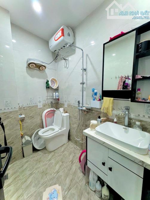 Độc quyền cho thuê nhà mặt phố Quang Trung, 3 tầng x MT 4m, giá chỉ 15 triệu