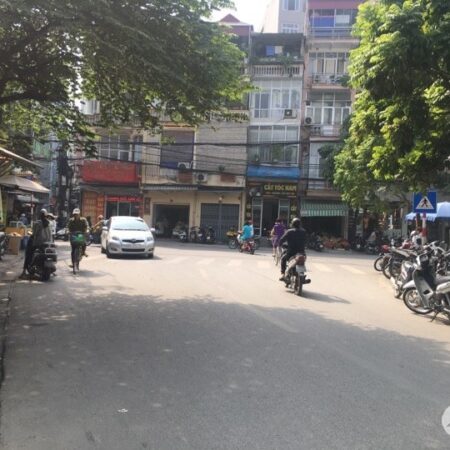 Cho thuê gấp nhà mặt phố Vương Thừa Vũ, 4 tầng × 70m² × mặt tiền 6m, thông sàn, nhận nhà ngay.