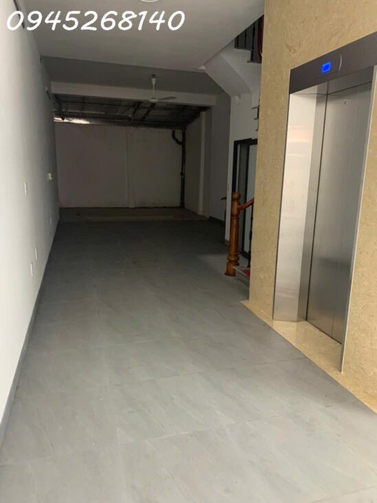 Văn phòng thoáng rông, kho xưởng đẹp, ô tô trước nhà tránh, xe oto đỗ trong nhà, lõi trung tâm