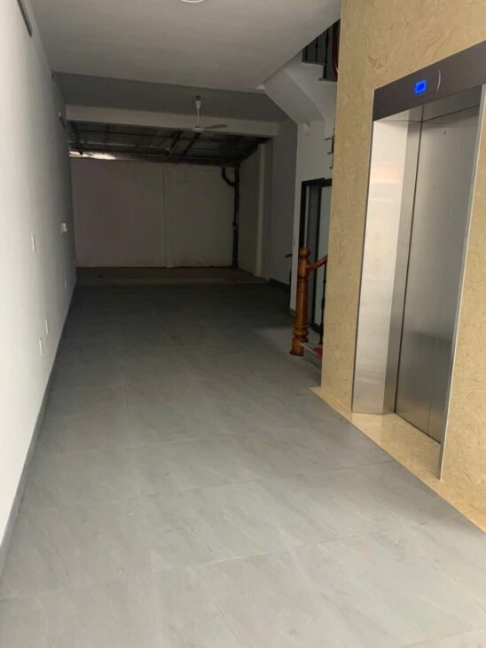 Văn phòng thoáng rông, kho xưởng đẹp, ô tô trước nhà tránh, xe oto đỗ trong nhà, lõi trung tâm