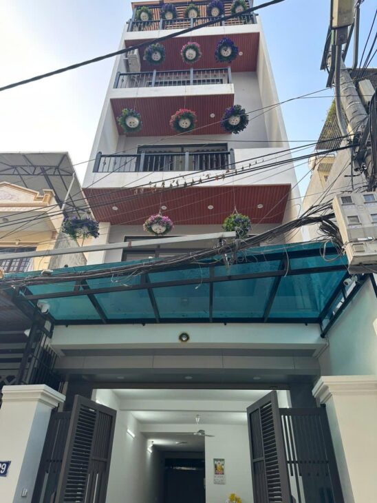 Văn phòng thoáng rông, kho xưởng đẹp, ô tô trước nhà tránh, xe oto đỗ trong nhà, lõi trung tâm
