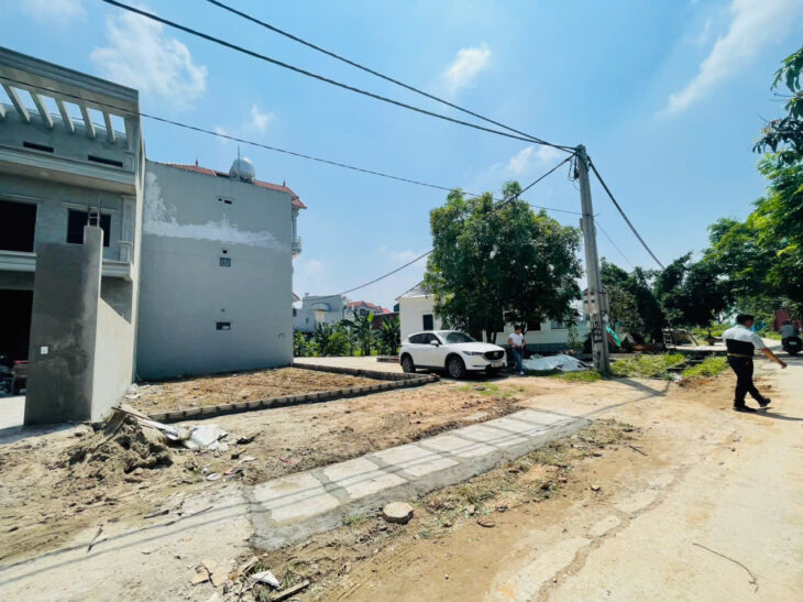 CẦN BÁN MẢNH ĐẤT 108M, LÔ GÓC 2 MẶT TIỀN, ĐẤU GIÁ PHÂN LÔ, VỈA HÈ OTO TRÁNH, GẦN TRƯỜNG, QL 32 TẠI