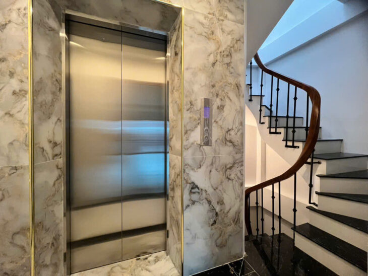 Bán nhà Xuân La, 40m x 6 tầng thang máy – ngõ thông, gần ô tô – mới keng – sầm uất, giá 10.2 tỷ