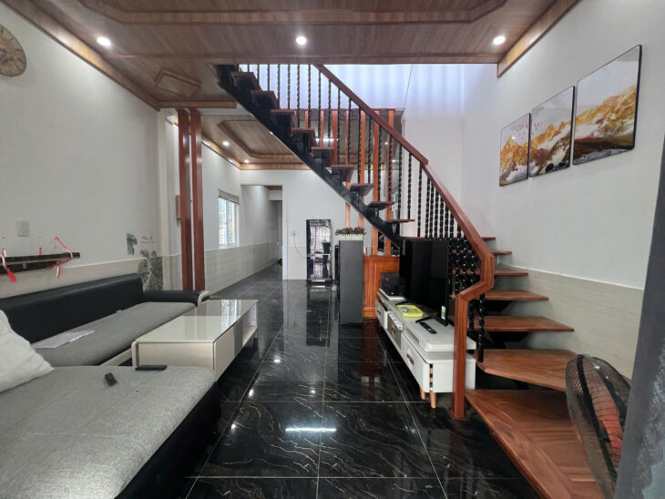 CHO THUÊ NHÀ HẺM Ô TÔ ĐƯỜNG 3 THÁNG TƯ P3 ĐÀ LẠT – 3PN FULL NỘI THẤT, SÂN ĐẬU XE