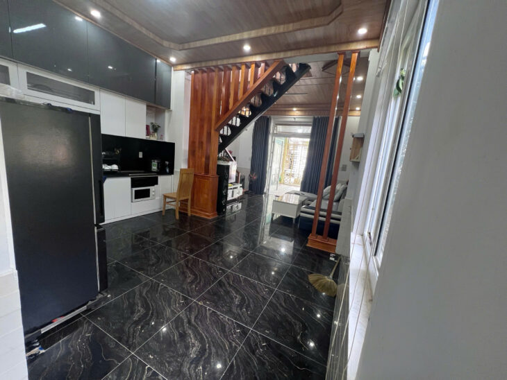CHO THUÊ NHÀ HẺM Ô TÔ ĐƯỜNG 3 THÁNG TƯ P3 ĐÀ LẠT – 3PN FULL NỘI THẤT, SÂN ĐẬU XE