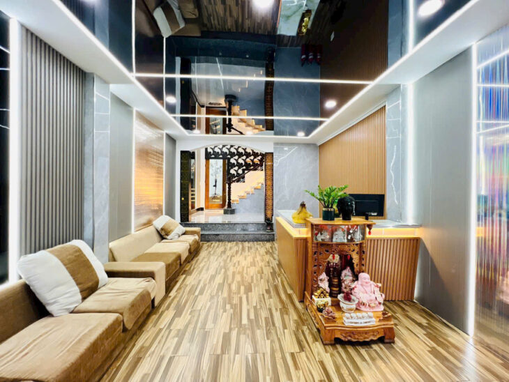Chỉ 13.5 tỷ có MTKD quán KARAOKE 4 tầng DT 40 triệu 80m2 gần trường Nguyễn Du vị trí VÀNG.