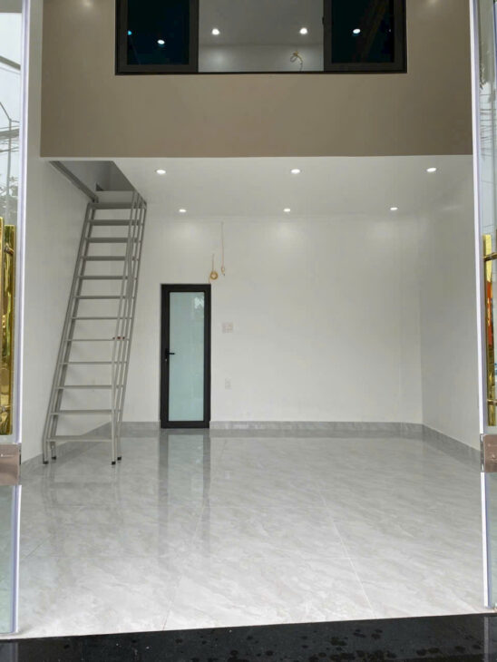 Nhà mặt đường Nguyễn Văn Linh gần AEON, 40m 1.5 tầng, Giá 2.35 tỉ