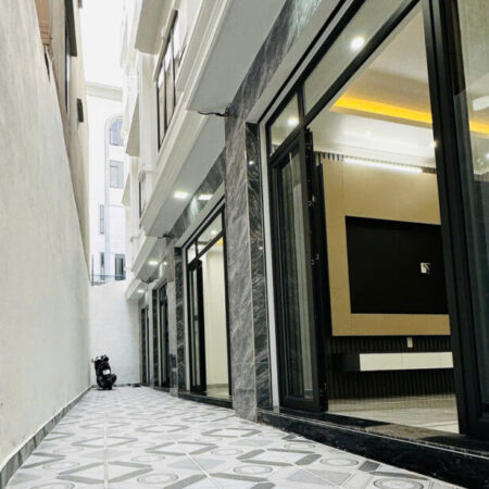 Bán nhà xây mới 50m 4 tầng Thiên Lôi gần AEON giá 3.35 tỉ ngõ cực nông