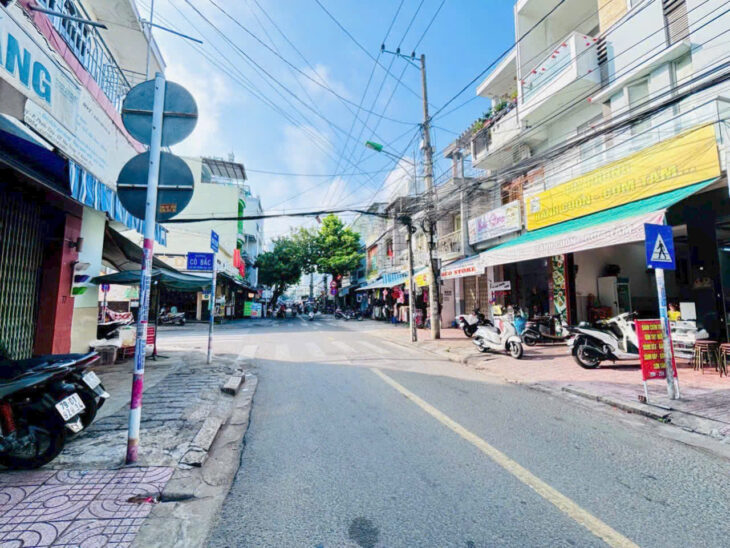 Bán nhà tttp Huỳnh Thúc Kháng Diện tích: 96,6m2 Giá bán: 13,2 tỷ ( có thương lượng, thuế bên nào