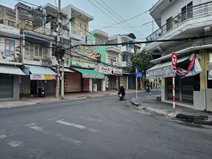 Bán nhà tttp Huỳnh Thúc Kháng Diện tích: 96,6m2 Giá bán: 13,2 tỷ ( có thương lượng, thuế bên nào