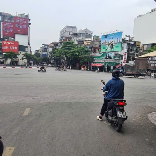 Mặt phố trung tâm Đống Đa – 160m2 – 6 tầng -1 hầm Gara – Giá chỉ hơn 300tr/m² cực hiếm – oto tránh