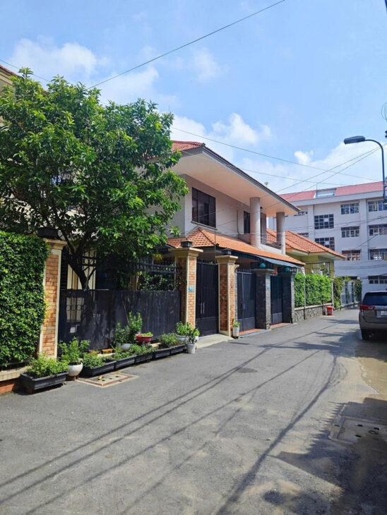 BÁN NHÀ PHỐ HẺM XE HƠI – DIỆN TÍCH LỚN – TRUNG TÂM THẢO ĐIỀN, TP. THỦ ĐỨC
