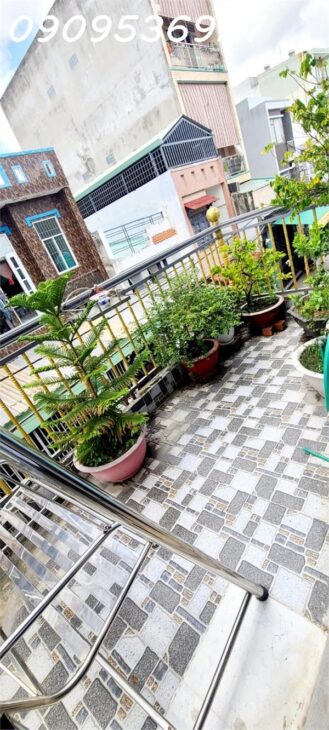 SÁT TÊN LỬA – NHỈNH 5 TỶ – NHÀ 2 TẦNG CÓ SÂN THƯỢNG – HẺM XE TẢI THÔNG – XE HƠI VÀO NHÀ – 2 MẶT HẺM