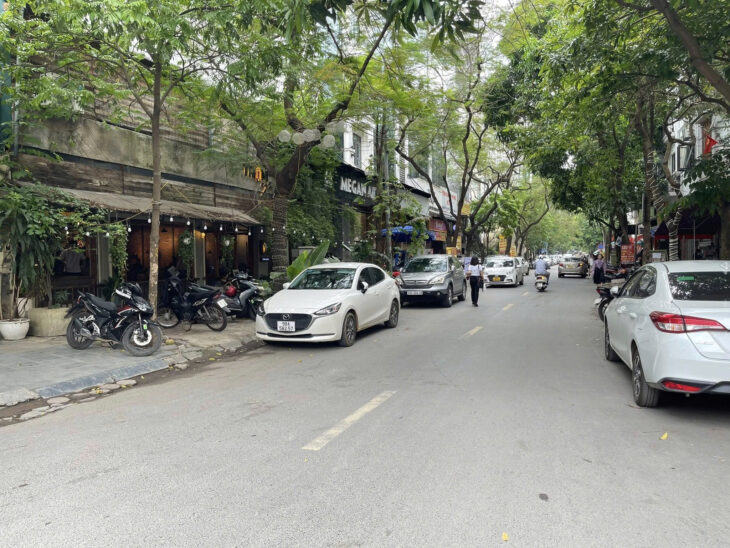 (DÒNG TIỀN 300TR/TH) BÁN TÒA NHÀ MẶT PHỐ DỊCH VỌNG HẬU – 300M² x 10T CÓ HẦM – GIÁ 178 TỶ