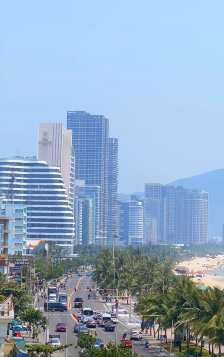 + Đất biển mặt tiền Võ Văn Kiệt, nằm giữa trung tâm bãi 2 tắm mỹ khê và Phạm Văn Đồng, cạnh khu Dự