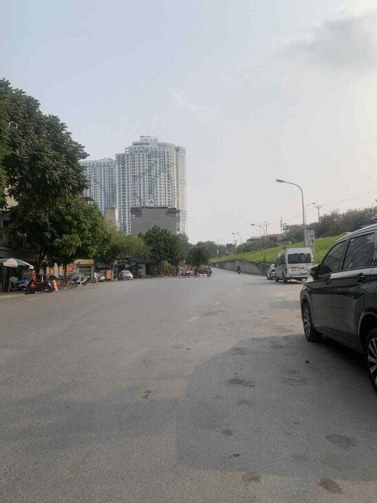 bán biệt thự sân vườn Ngọc Thụy, 190m x 4 tầng, mặt tiền 7.6m, ôtô tránh, nở hậu