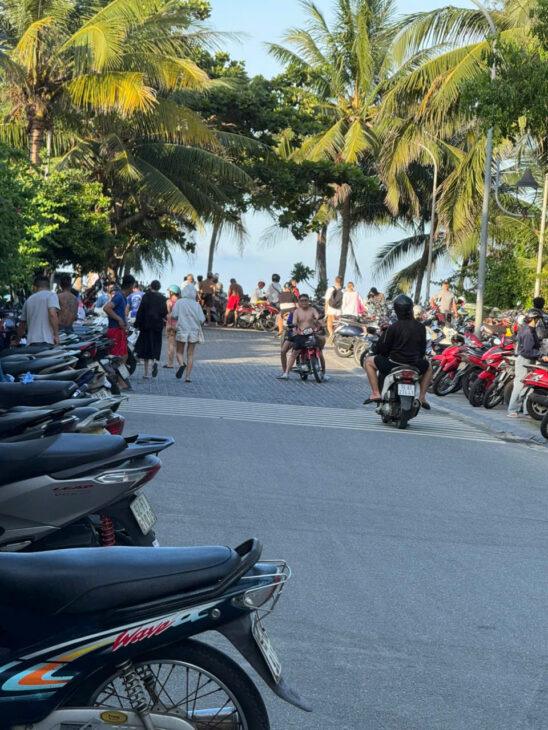 + Đất biển mặt tiền Võ Văn Kiệt, nằm giữa trung tâm bãi 2 tắm mỹ khê và Phạm Văn Đồng, cạnh khu Dự