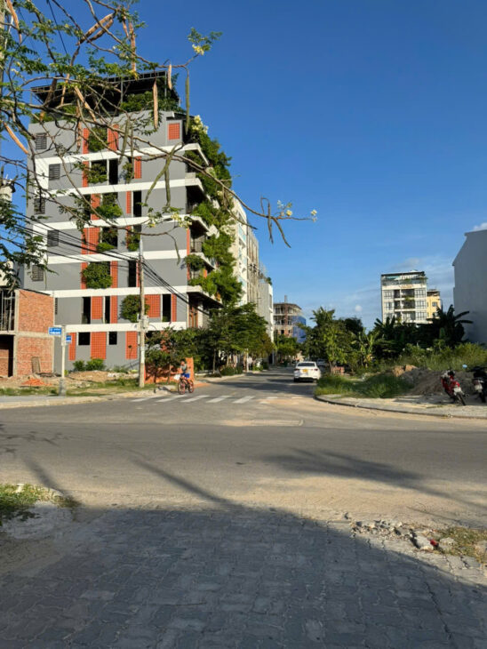 + ĐẤT NAM HOÀ XUÂN, kề lô góc giao nhau hai đường 10,5m lề 5m, thông sang đảo kim cương và nối