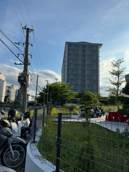 + ĐẤT NAM HOÀ XUÂN, kề lô góc giao nhau hai đường 10,5m lề 5m, thông sang đảo kim cương và nối